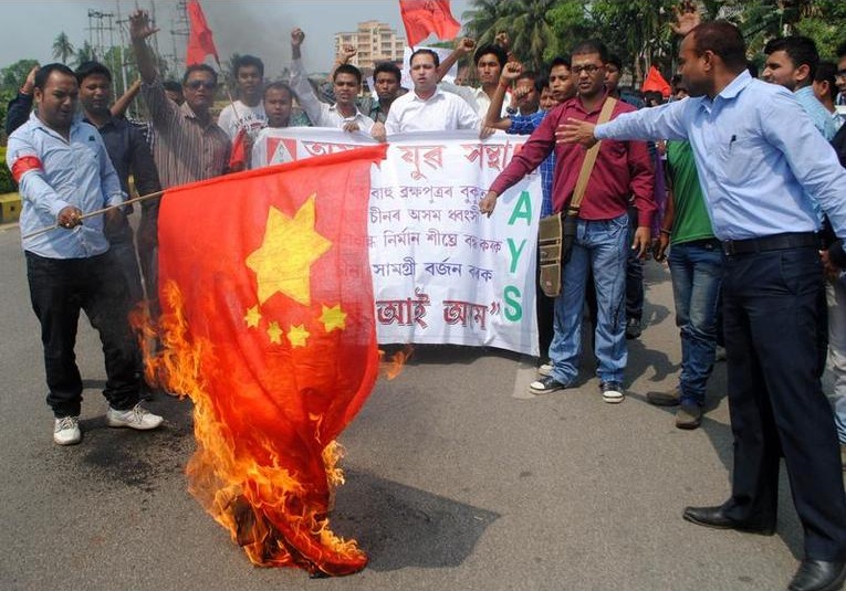 Indiens brulant drapeau chinois