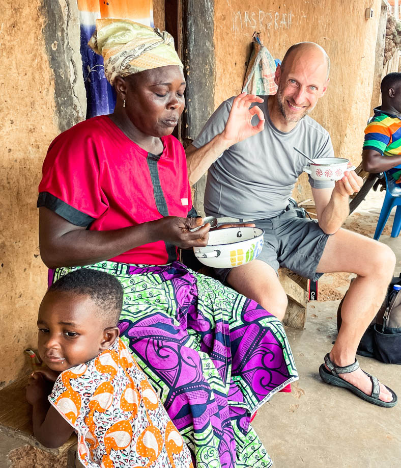 Dégustation d'un plat traditionel ghanéen au beurre de karité, un délice!